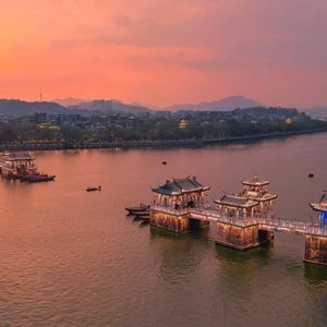 娇妻被交换黑人又大又粗又硬
